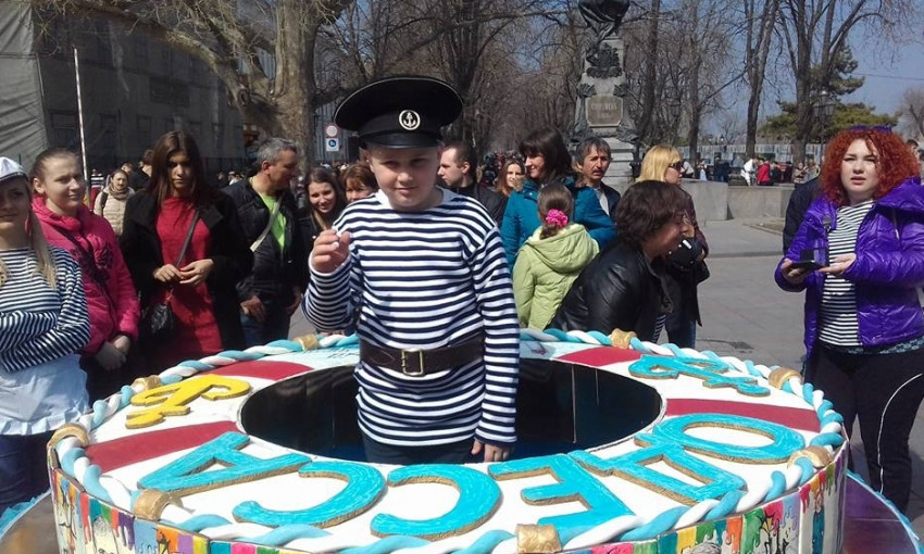 На Думской площади раздавали грандиозный юморинный торт