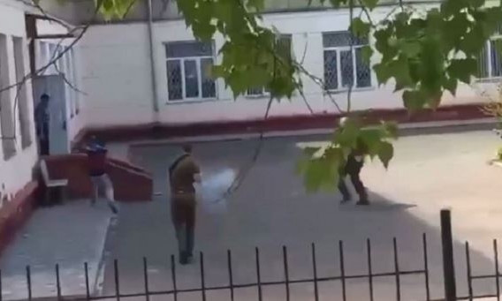 Во дворе школы в Черноморске устроили стрельбу