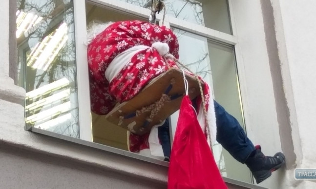 В Одессе Дед Мороз дарил школьникам подарки прямо через окна