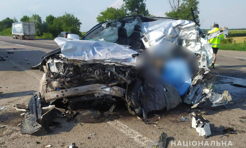 На трассе Киев-Одесса очередное ДТП: 29-летний водитель влетел в прицеп грузовика