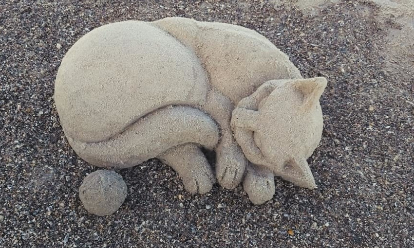 На одесском пляже появились скульптуры из песка