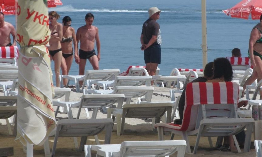 Можно ли на одесском пляже отодвинуть шезлонг и загорать бесплатно?