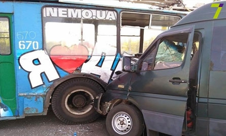 В Одессе микроавтобус врезался в троллейбус