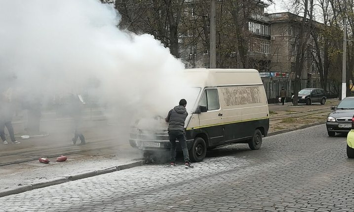 В Одессе на Французском бульваре горел микроавтобус (ВИДЕО)