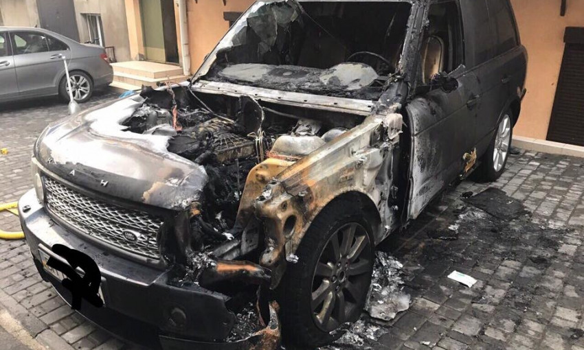 На Екатерининской двое мужчин подожгли автомобиль