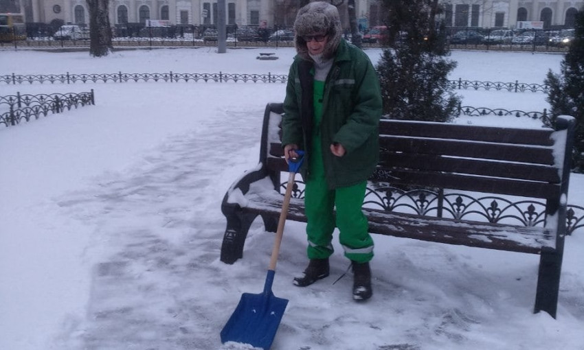На улицы Одессы высыпали почти 70 тонн песка и соли (ФОТО)