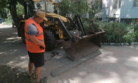 В Одессе во дворах домов сносят незаконно установленные преграды 