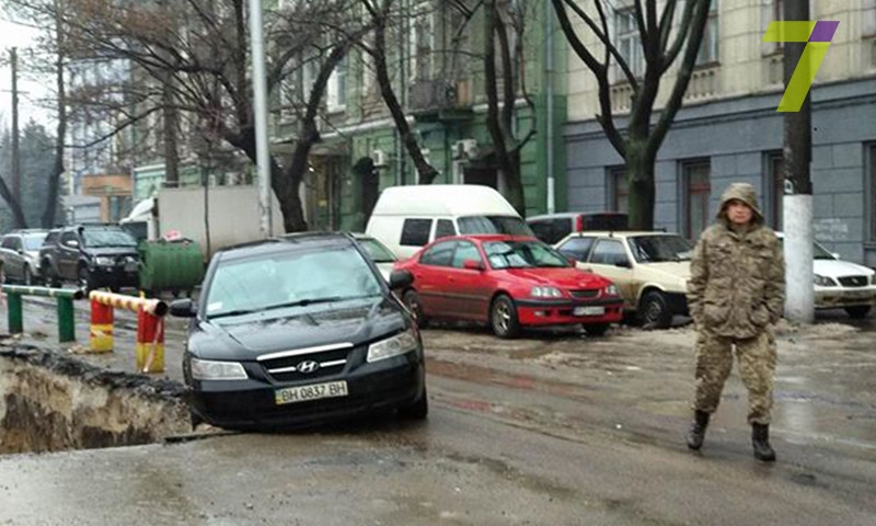 В Одессе автомобиль практически угодил в траншею (ФОТО)