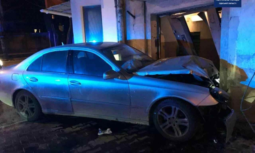 Пьяный водитель на Mercedes врезался в жилой дом