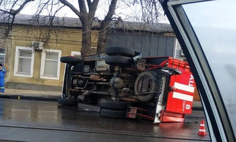 В Одессе из-за ДТП перевернулась машина пожарных 