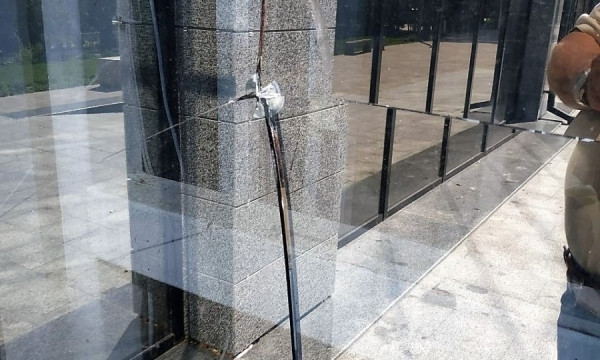 Вандалы разбили стекло лифта в Греческом парке (ФОТО)