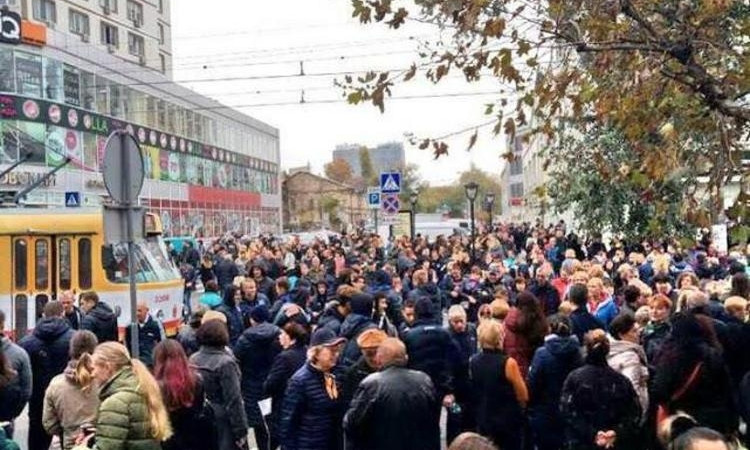 Вчера на Пантелеймоновской протестовали сотни людей