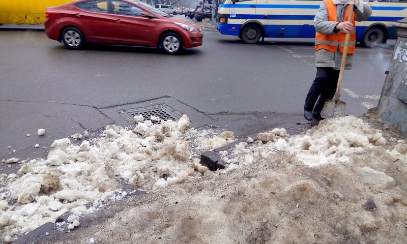Улицы Одессы снова забросали грязным льдом с тротуаров