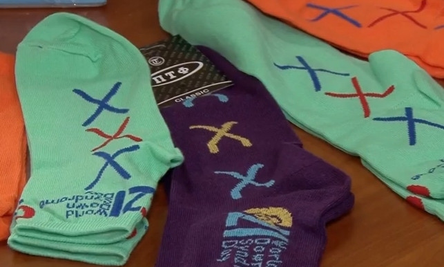 Разноцветные носочки: помогите детям с синдромом Дауна