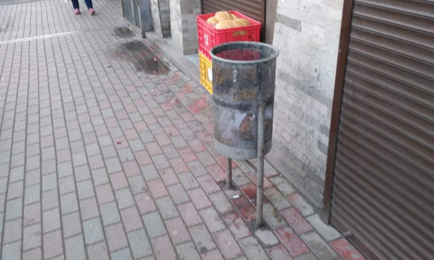 В Одессе бросили товар под закрытым магазином