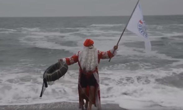 В Одессе Дед Мороз устроил заплыв в штормящем море 