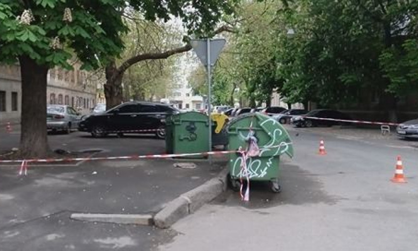 В центре Одессы ищут взрывчатку в мусорном баке