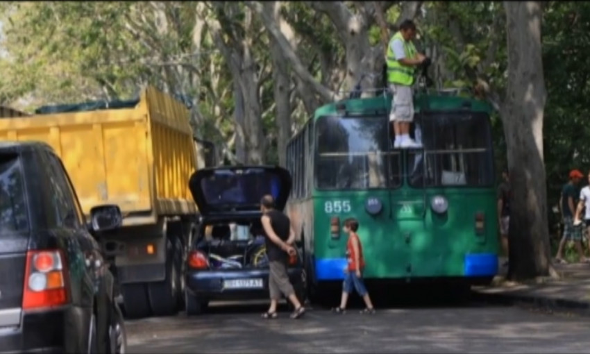 В Одессе легковушку зажало между самосвалом и троллейбусом 