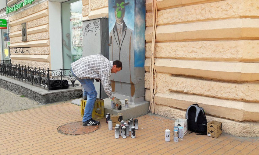 Центр города украшают художники