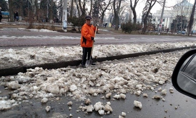 Патрульные Одессы запретили выкидывать снег на проезжую часть
