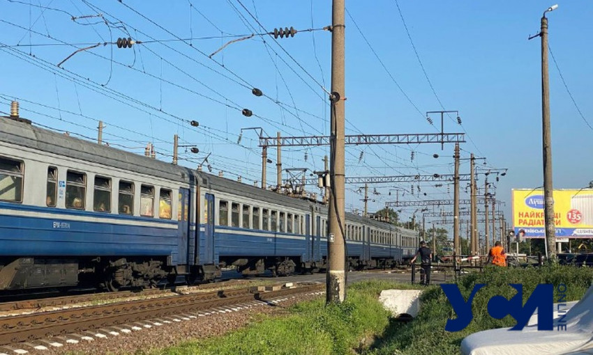 В Одессе поезд зацепил фуру – повреждено несколько автомобилей 
