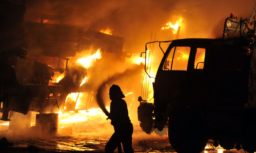 На улице Симиренко полностью сгорели два грузовых автомобиля