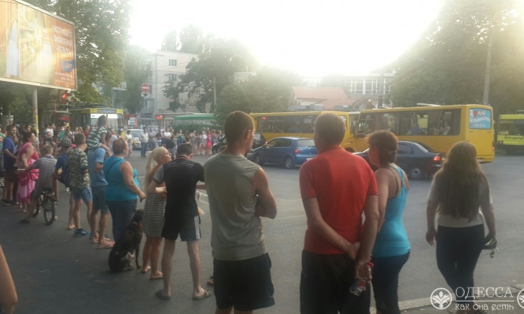 Одесситы перекрыли улицу Филатова и блокируют движение транспорта
