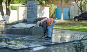Одесские коммунальщики привели в порядок памятникам жертвам Холокоста