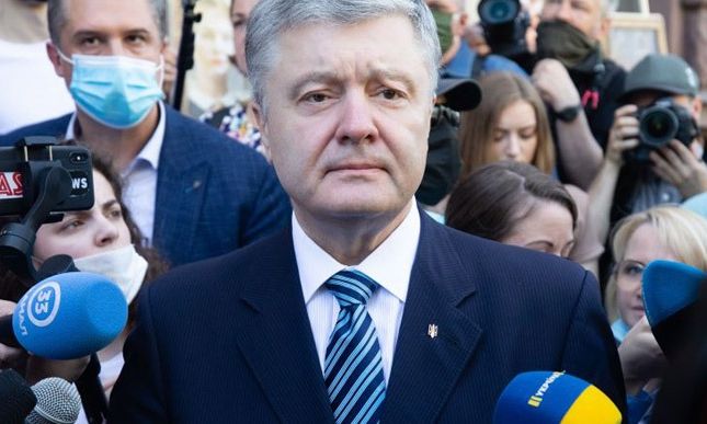 Суд наложил арест на все имущество экс-президента Порошенко: подробности