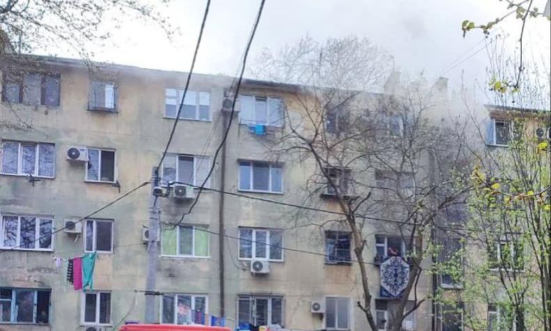 Троих детей нашли одесские спасатели в задымленной квартире на улице Инглези