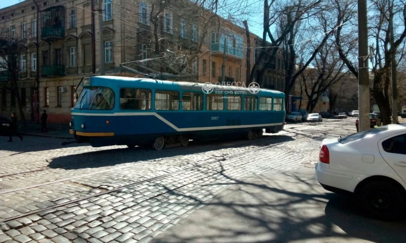 В Лютеранском переулке трамвай сошел с рельсов