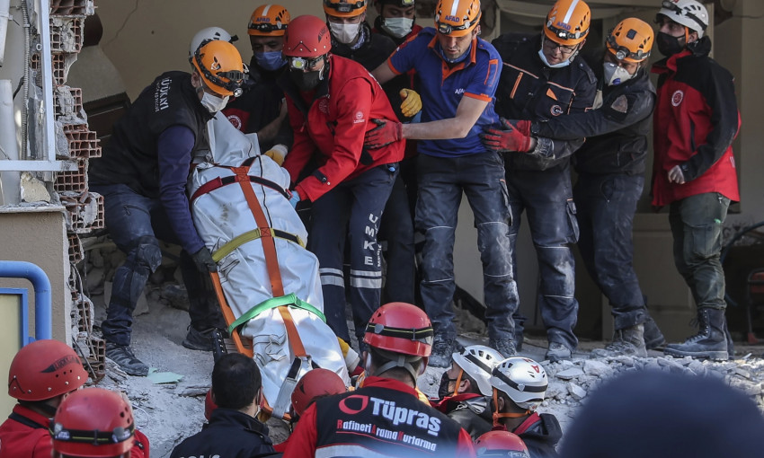 Число жертв землетрясения в Измире выросло до 58 
