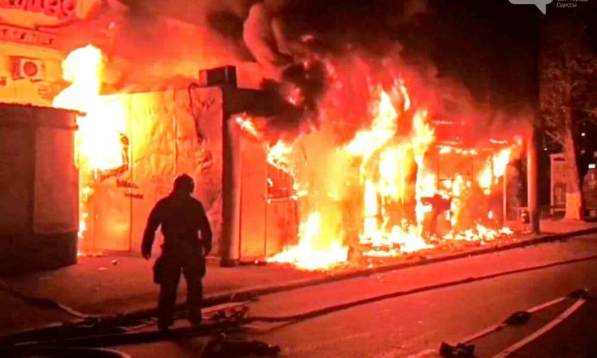В Одессе ночью пахло жареным – сгорел киоск с шаурмой 