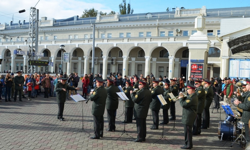 На Одесском железнодорожном вокзале играл военный оркестр