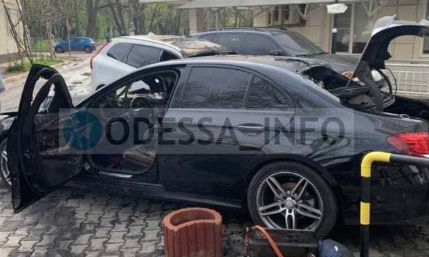 В Одессе подожгли автомобиль бывшего прокурора 