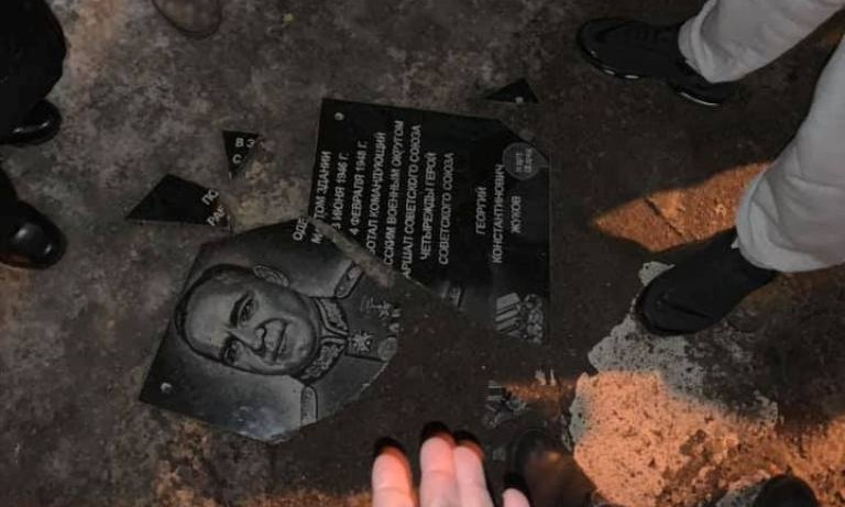 Активисты помешали установить новую мемориальную доску Жукову на  Новосельского,64