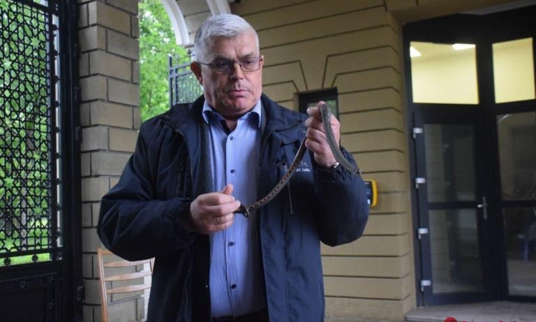 Директор Одесского зоопарка учил патрульных и спасателей обращаться со змеями 