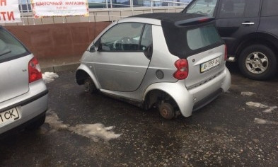 На Среднефонтанской на парковке стоит легковушка без колёс