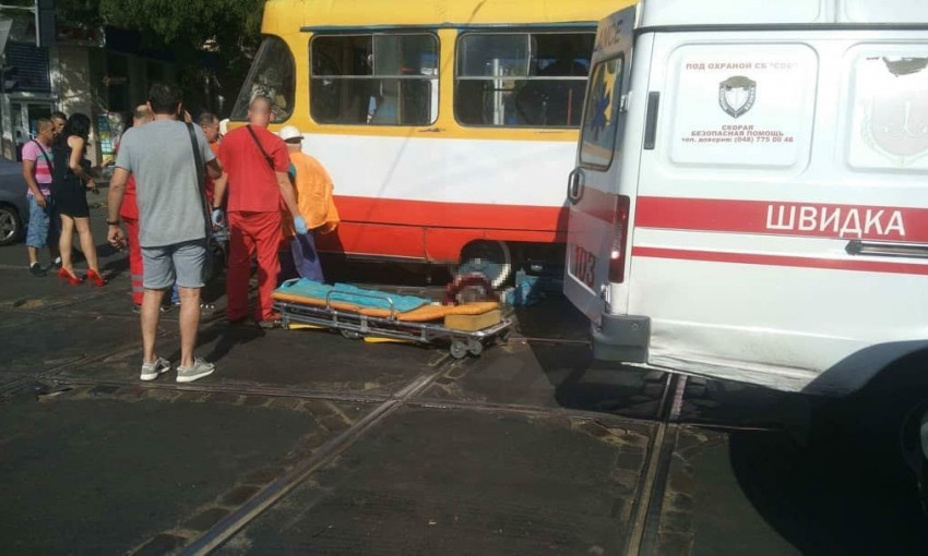 В Одессе пешеход попала под трамвай (ФОТО)