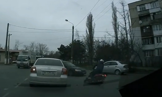 Авария на Черемушках: мотоциклист въехал под колёса автомобиля
