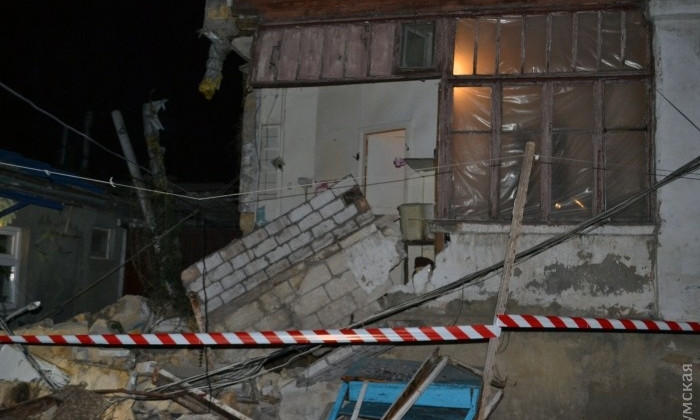 На Атамана Чепиги обрушилась стена жилого дома, внутри остаются люди