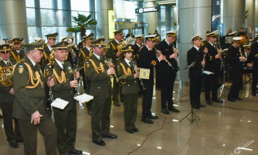 В новом терминале Одесского аэропорта военные оркестры чествовали память защитников Донецкого аэропорта