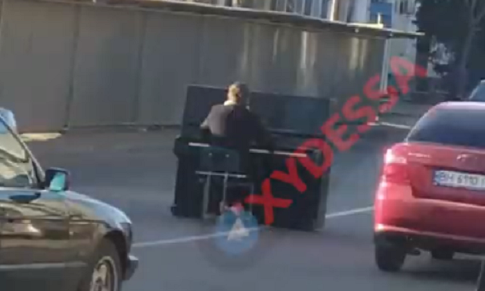 В Одессе пианист играл посреди дороги 