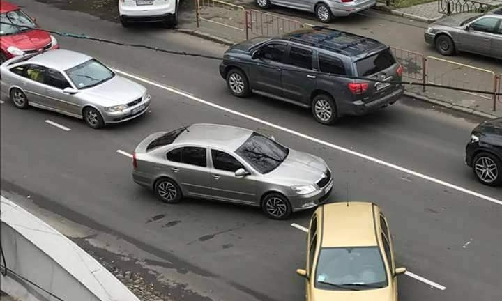 В Одессе "богиня парковки" оставила авто посреди дороги (Фото)