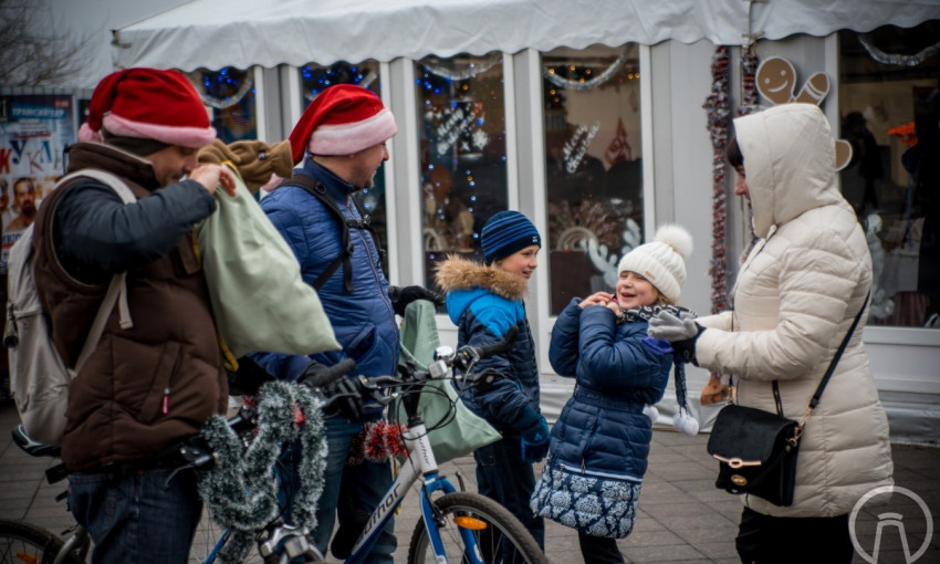 Одесские Деды Морозы ездят на велосипедах