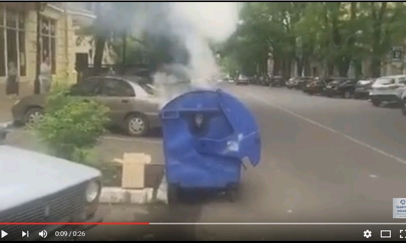 В Одессе загорелся мусорный бак