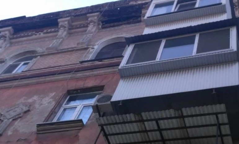 В Одессе часть фасада здания обрушилась на авто туриста