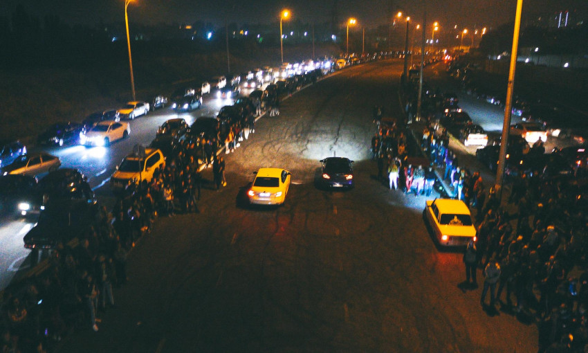 Двойная блокада: в Одессе дрифтеры заблокировали дорогу, когда полиция заблокировала гонки