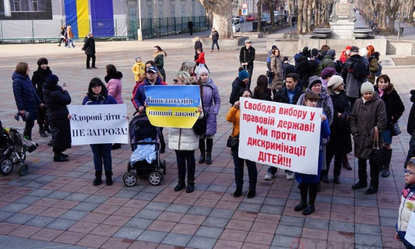 Акция протеста родителей невакцинированных детей и ответ Минздрава (ФОТО)