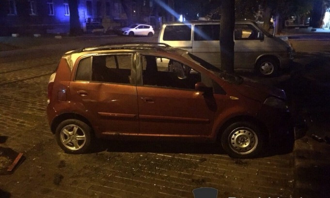 Ночью в центре Одессы автомобиль забросали бутылками с горючей смесью